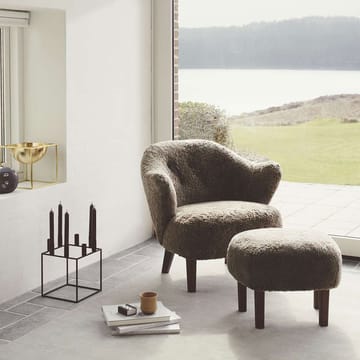 Set de sillón y reposapiés Ingeborg - Piel de oveja moonlight, incluido reposapi�és , patas roble ahumado - Audo Copenhagen