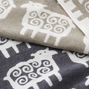 Manta de algodón Black Sheep - gris oscuro - Klippan Yllefabrik